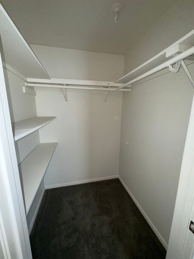 Building Photo - 5 Bedroom, 3.5 Bath, Beautiful 1,856 SQ FT...