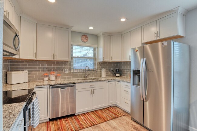 Building Photo - Cozy Updated 2 Bedroom Townhouse in Central Colorado Springs