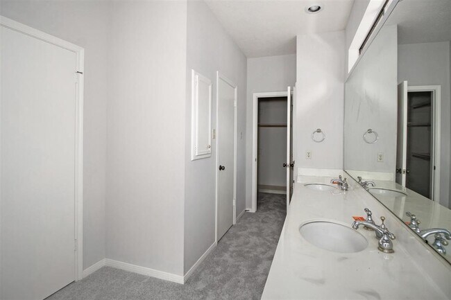 Building Photo - 3323 Village Falls Ct
