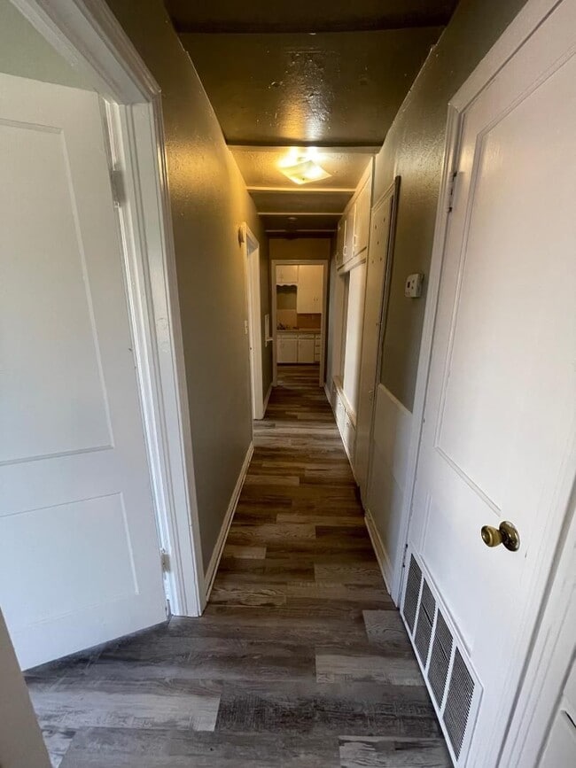 Building Photo - 2 BED 1 BATH DUPLEX FOR LEASE