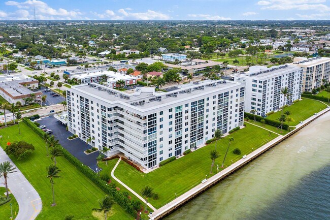 Building Photo - 301 Lake Shore Dr