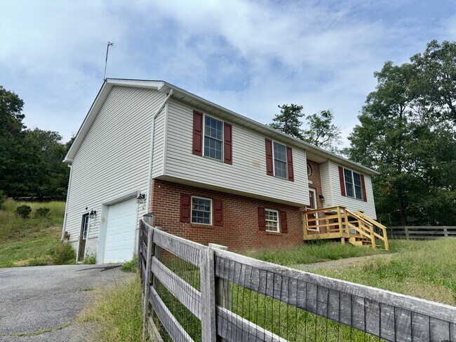 Building Photo - 104 Willow Trail