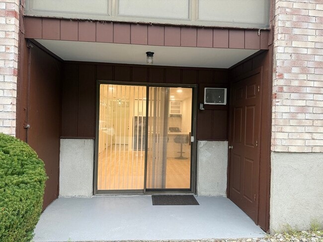 Building Photo - 2 Greenbriar Dr