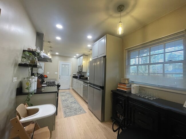 Building Photo - 844 Juniper Rd