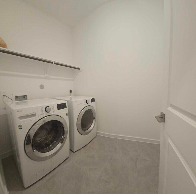 Building Photo - 8442 Bay Oaks Dr