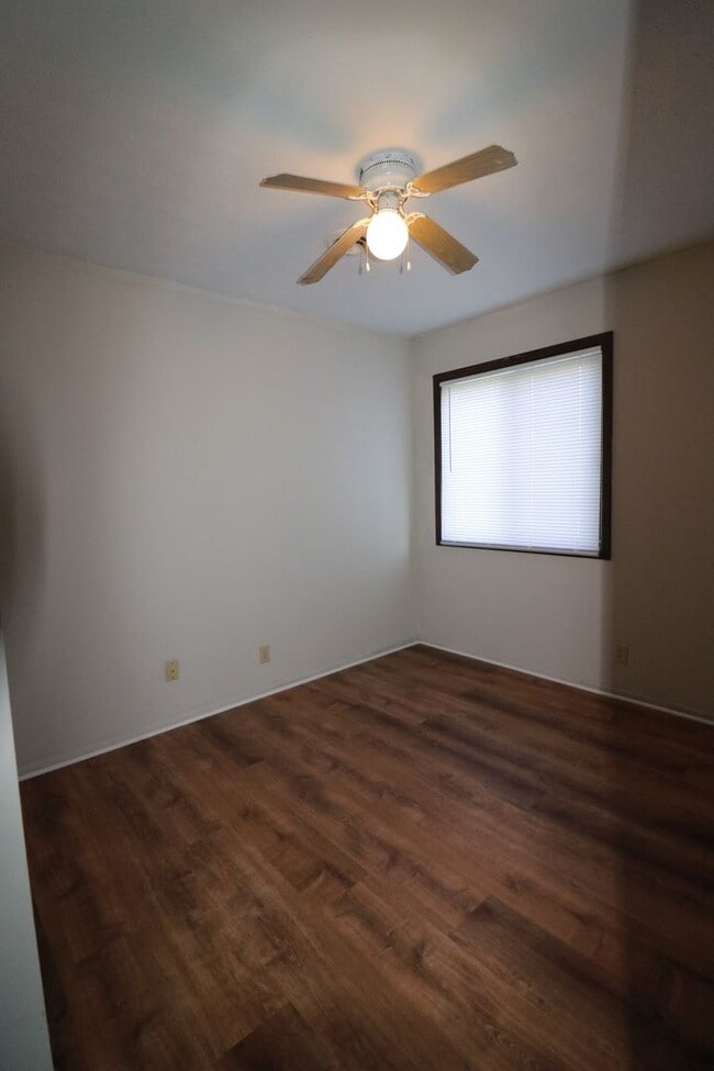 Building Photo - Beautifully built 2 bedroom house with huge backyard!