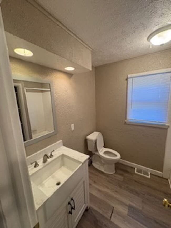 Building Photo - 3 Bedroom / 2 Bathroom House in Peoria, IL