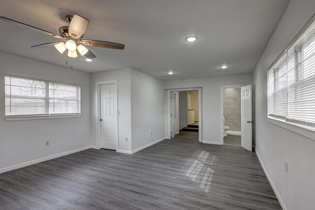 Building Photo - 2716 S Vermont Ave.