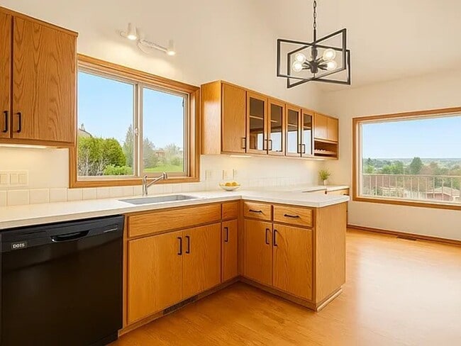 Building Photo - Move-In Special: $1000 off first month's rent!