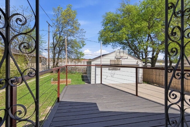 Building Photo - "Picture-perfect 2-1 with Updated Touches, a Cozy Backyard, and Prime Location near Downtown!"
