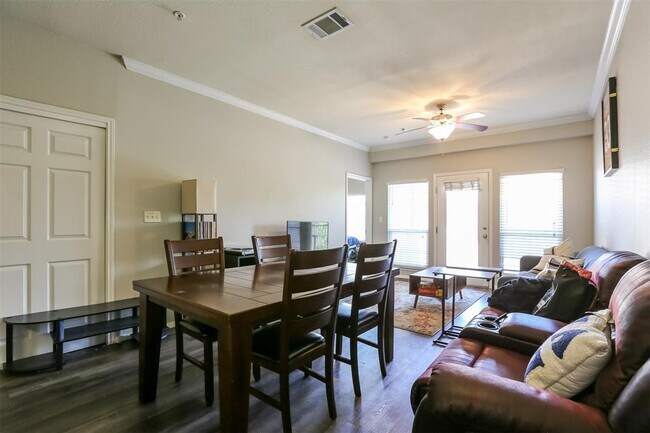 Building Photo - 910 W 25th St