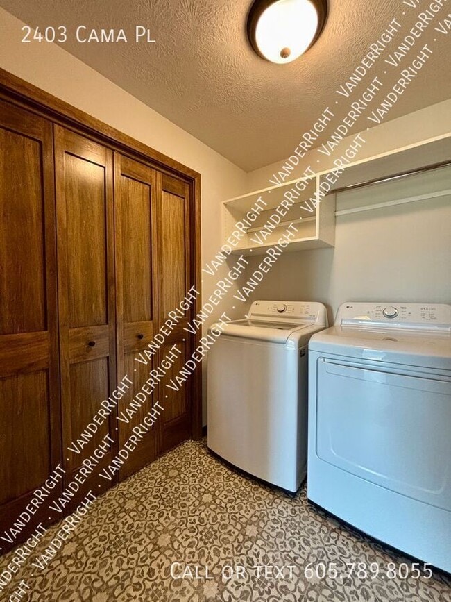 Building Photo - 2403 Cama Pl