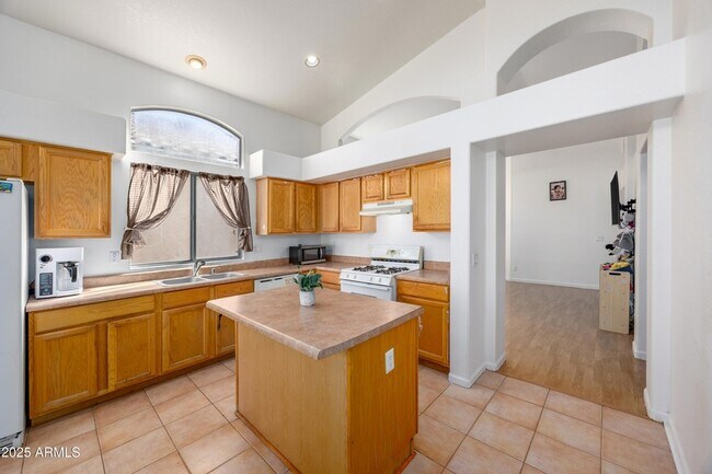 Building Photo - 3408 E Rockwood Dr