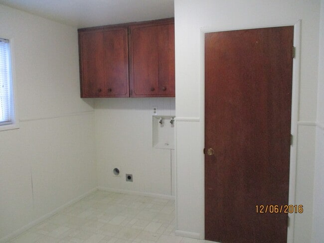 Building Photo - 3 Bed 2 Bath House