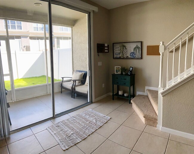 Building Photo - Beautiful 2 Bd 2 1/2 bath Corner unit in W...