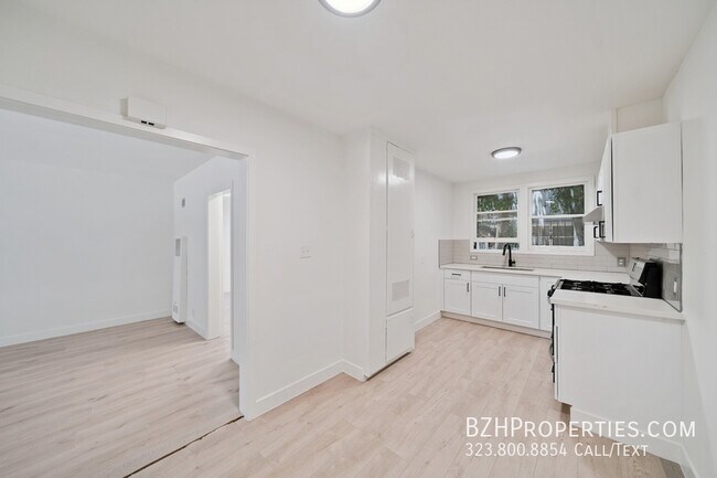 Building Photo - 1136 S Sherbourne Dr