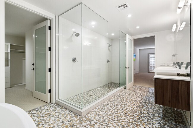 Building Photo - 225 S Hamilton Dr