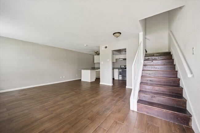 Building Photo - 768 Memorial Mews St