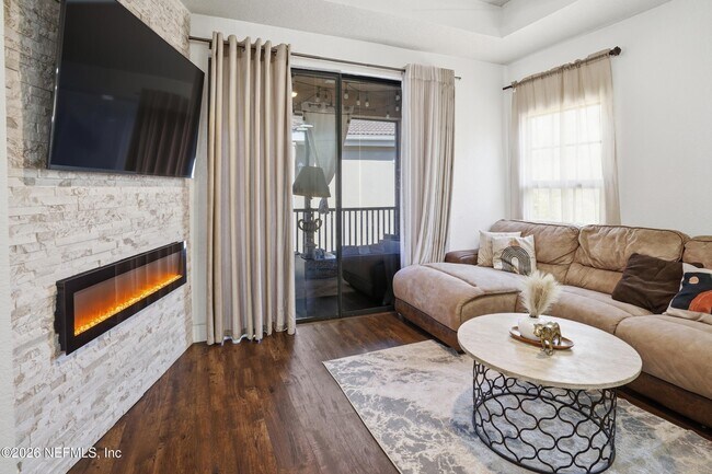 Building Photo - 450 La Travesia Flora