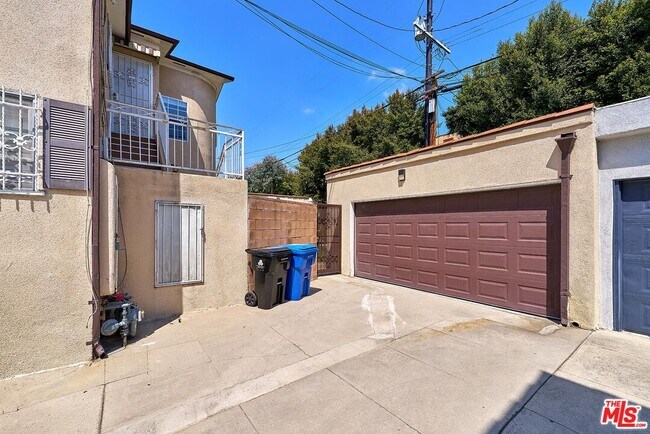 Building Photo - 820 Alandele Ave