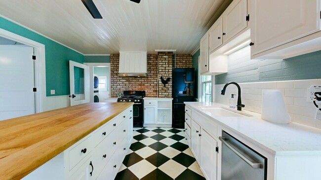 Building Photo - Country Charm Meets Vineyard Views! Two Be...