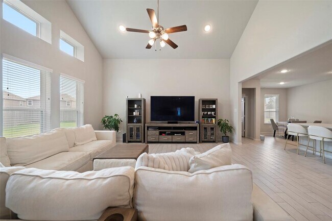 Building Photo - 2277 Forest Chestnut Dr