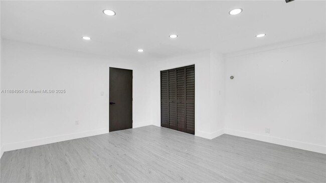 Building Photo - 2413 Gulfstream Ln