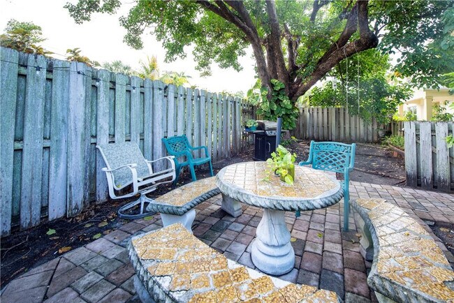 Building Photo - 530 NE 15th Ct