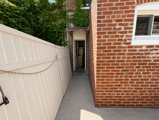 Building Photo - Beautifully Charming 3 Bedroom Home Available Now in Baltimore