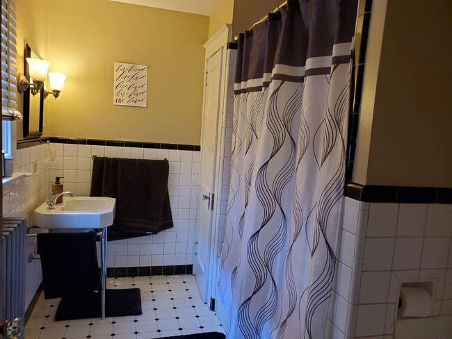 Building Photo - Beautiful 2-Bedroom Home in Lancaster!