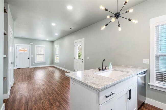 Building Photo - Brand New Cottage close to downtown and U ...