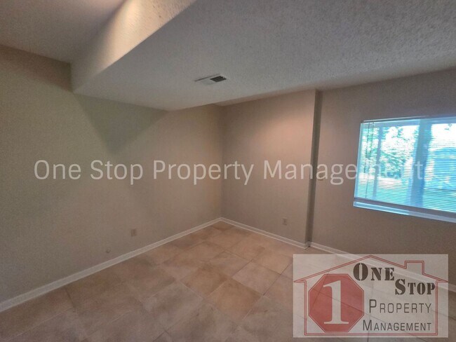 Building Photo - Spacious 3 bedroom, 2 bathroom duplex in Kansas City North!