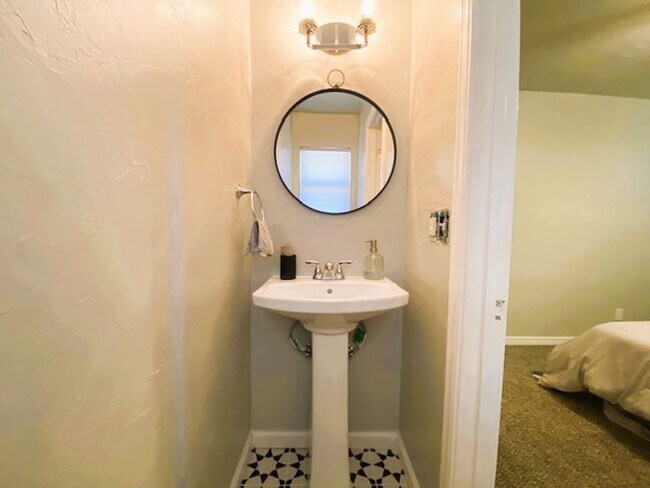 Building Photo - 1100 Elmhurst St