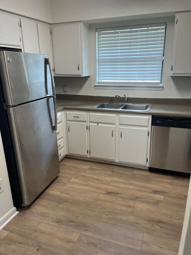 Building Photo - Available now. Beautiful 2 BR/1.5 BA Condo with Marsh View! BOAT RAMP AND BOAT PARKING! WATER/SEW...