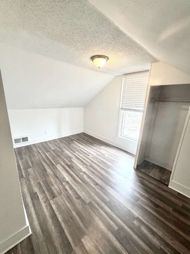Building Photo - 3 Bedroom, 1 Full Bath