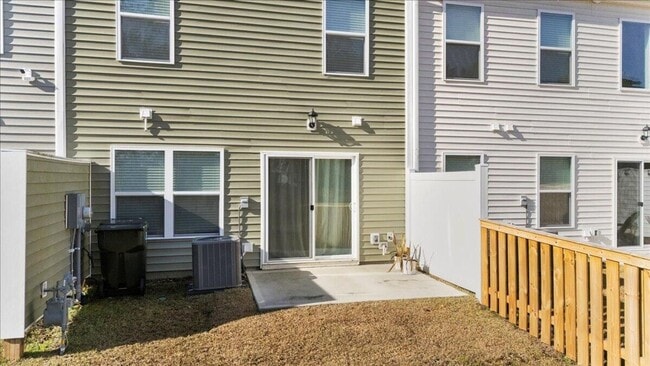Building Photo - Beautiful 4-Bedroom 2.5 Bath Townhome