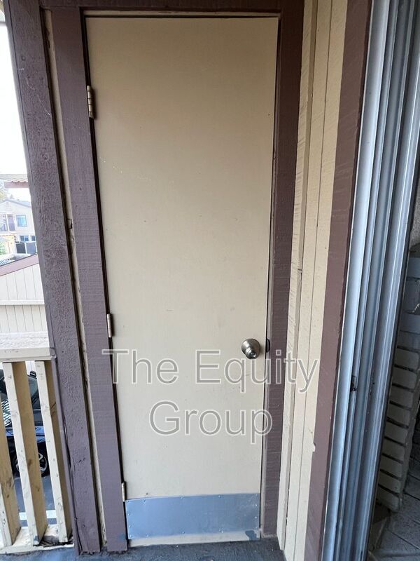 Building Photo - 4052 W Meadow Ave