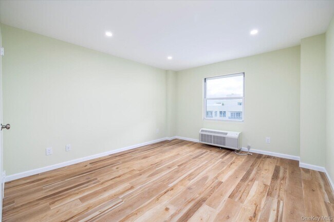 Building Photo - 360 Shore Rd