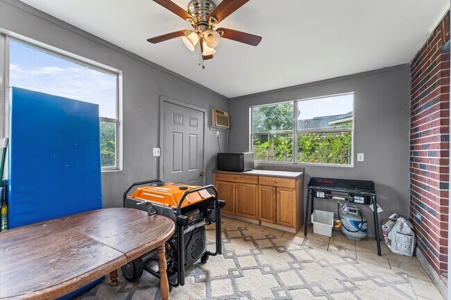 Building Photo - 1631 Mustang Crossing