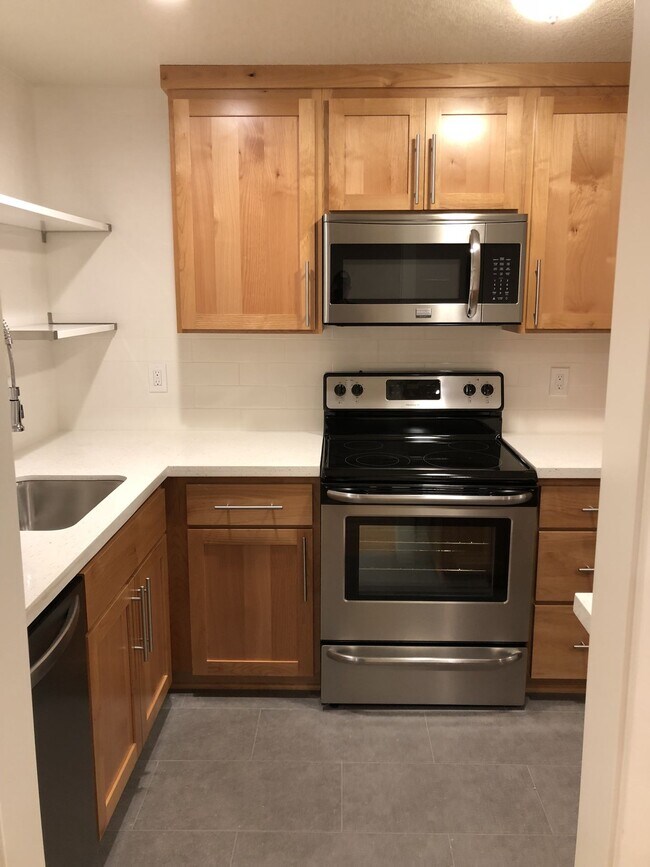 Building Photo - Like New Modern 2BD First Floor New Hardwo...