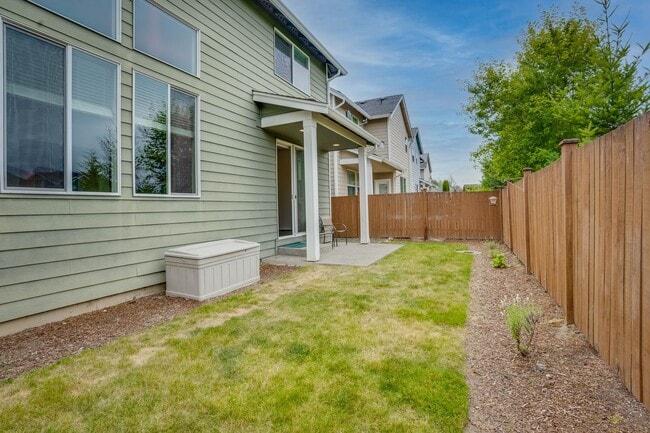 Building Photo - 3 Bed/ 2.5 Bath, Two-Story Home in North C...