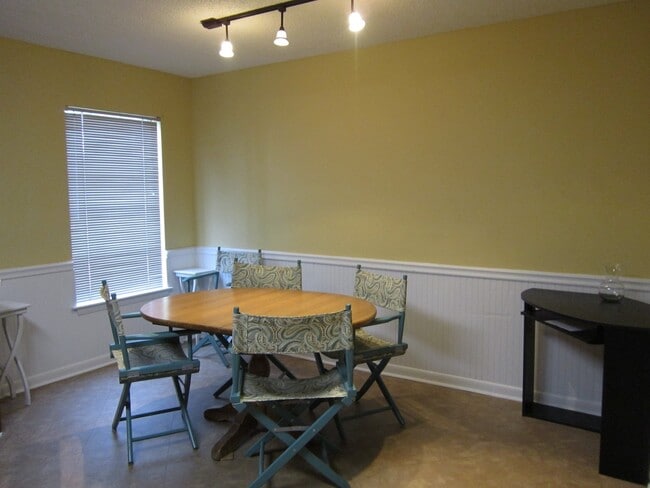 Building Photo - 154 E University Dr
