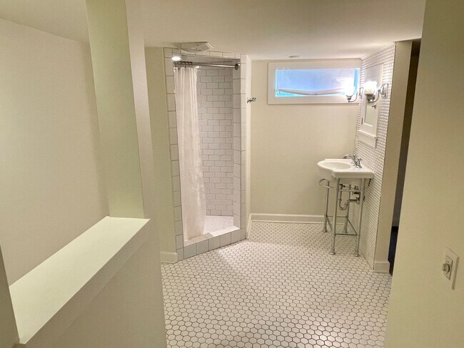 Building Photo - Classic 1922 Alameda Home with Beautiful A...