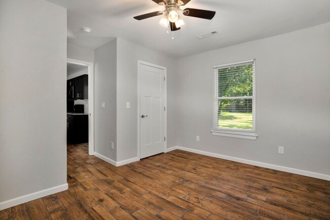 Building Photo - 412 S Byers Ave