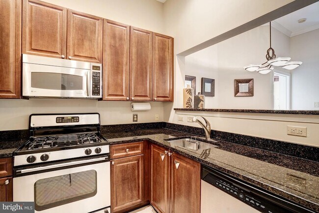 Building Photo - 4950 Brenman Park Dr