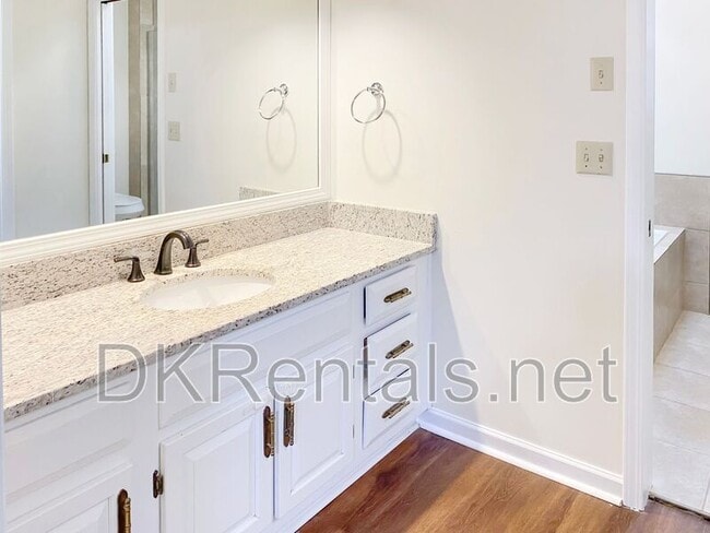 Building Photo - 2136 Clementine Dr