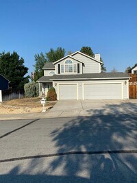 Building Photo - Spacious 4 Bed Home with 3 Car Garage off of Vista!!!!!