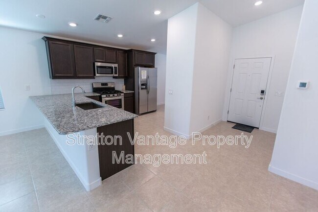 Building Photo - 305 Pinnacle Ridge Dr