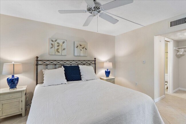 Building Photo - Beautifully updated 2 bed/2 bath located c...