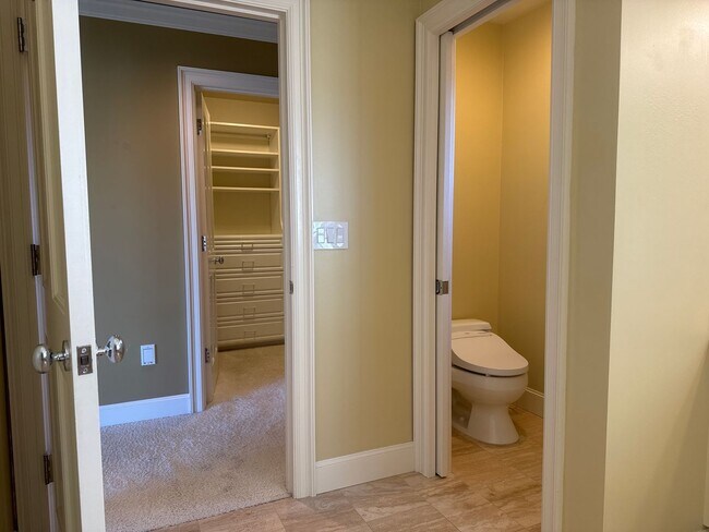 Building Photo - Exceptional 3 bed, 3 bath in Houghton Kirk...